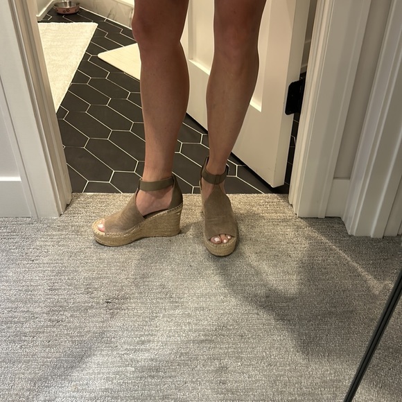 Marc Fisher Wedges - Picture 3 of 5